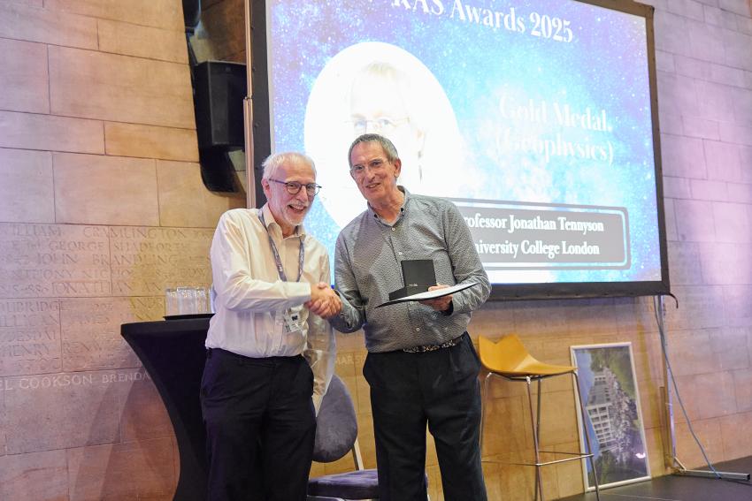 Professor Jonathan Tennyson (left) receives the RAS Gold Medal (G) from RAS president Professor Mike Lockwood.